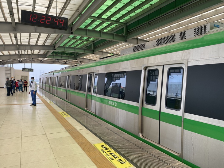 Tàu Cát Linh - Hà Đông rộn ràng ngày cuối cùng chở khách miễn phí - Ảnh 10.
