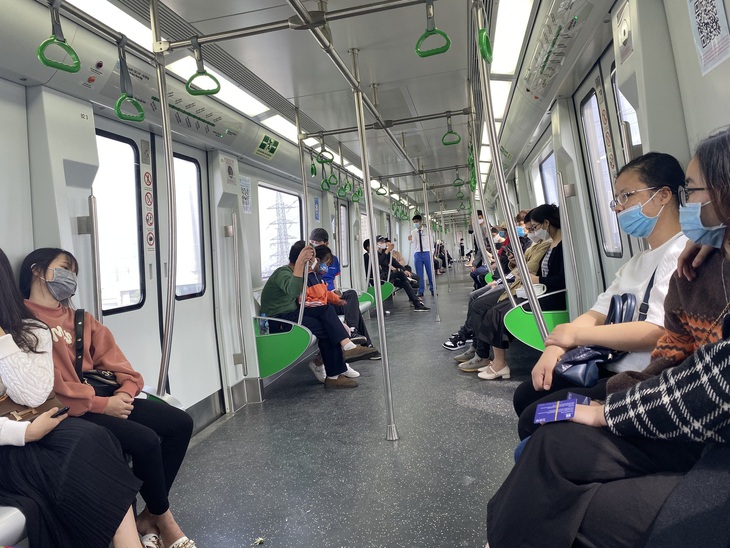 Tàu Cát Linh - Hà Đông rộn ràng ngày cuối cùng chở khách miễn phí - Ảnh 6.