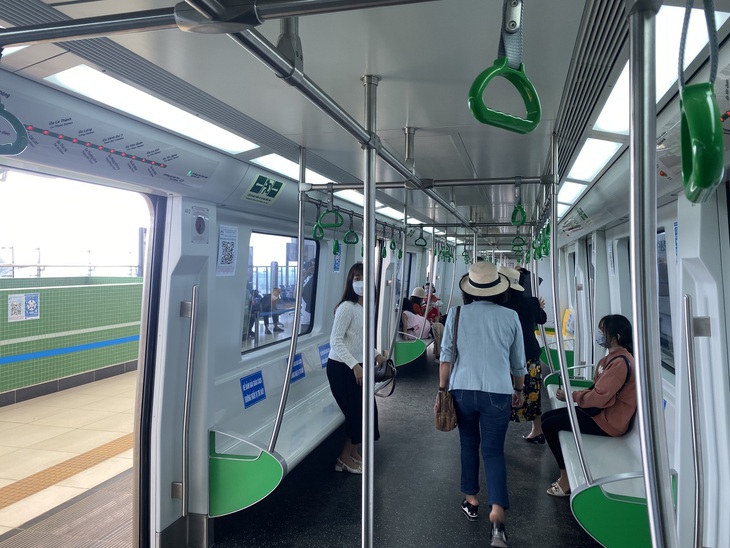 Tàu Cát Linh - Hà Đông rộn ràng ngày cuối cùng chở khách miễn phí - Ảnh 7.