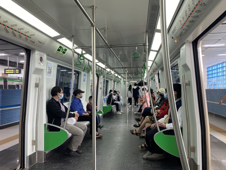 Tàu Cát Linh - Hà Đông rộn ràng ngày cuối cùng chở khách miễn phí - Ảnh 8.