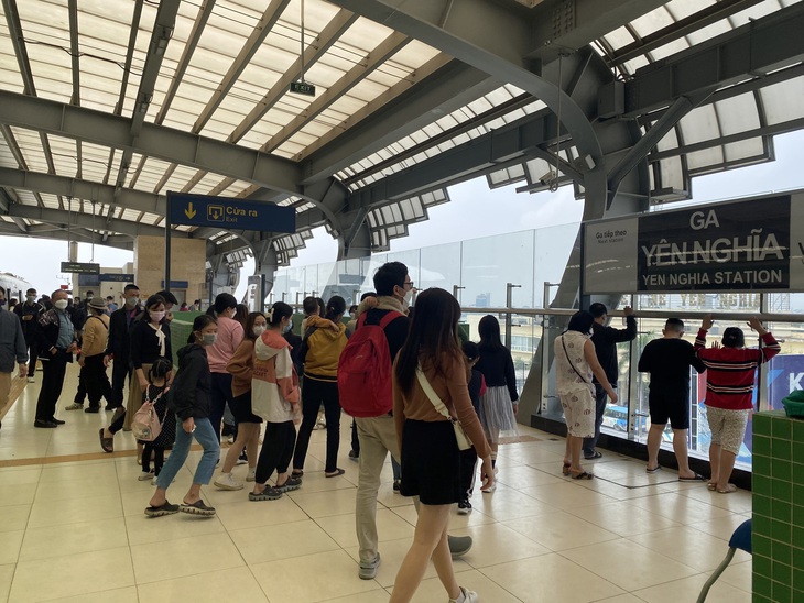 Tàu Cát Linh - Hà Đông rộn ràng ngày cuối cùng chở khách miễn phí - Ảnh 9.