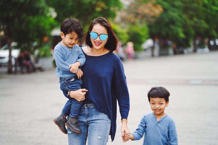 Á hậu Diễm Châu bên hai con trai