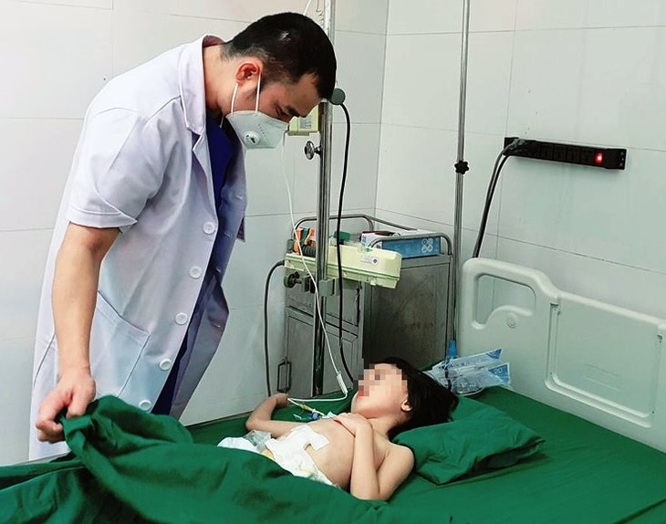 Phẫu thuật cấp cứu tối khẩn cứu bệnh nhi hoại tử do xoắn ruột - Ảnh 1.