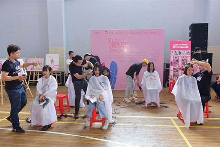 Các bạn trẻ quyên góp tóc cho Thư viện tóc giả Các bạn trẻ quyên góp tóc cho Thư viện tóc giả