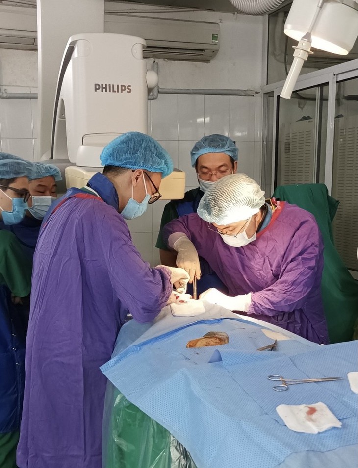 "Giải cứu" dị vật mắc kẹt 6 năm ở trong tim của người phụ nữ 54 tuổi - Ảnh 2. "Giải cứu" dị vật mắc kẹt 6 năm ở trong tim của người phụ nữ 54 tuổi - Ảnh 2.