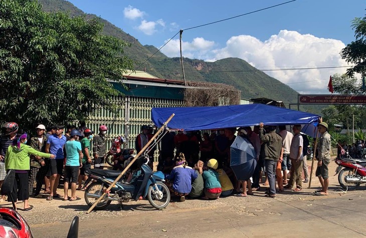 Xe đang chạy bất ngờ rơi cánh cửa khiến 4 học sinh bị văng ra ngoài, 1 em tử vong - Ảnh 2.