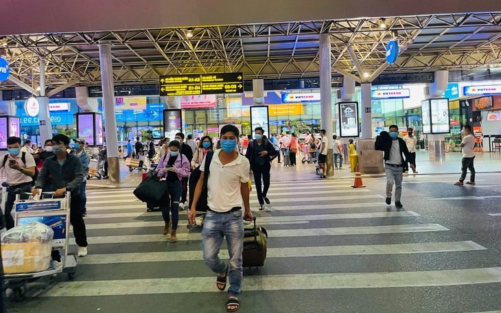 Lo lắng dịch COVID-19 thay đổi, nhiều người không đặt vé máy bay về quê ăn Tết