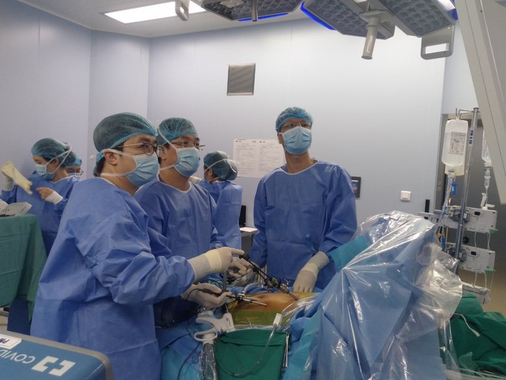 Lần đầu tiên tại Việt Nam thực hiện kỹ thuật nội soi lấy mảnh gan từ người hiến sống ghép gan - Ảnh 1. Lần đầu tiên tại Việt Nam thực hiện kỹ thuật nội soi lấy mảnh gan từ người hiến sống ghép gan - Ảnh 1.