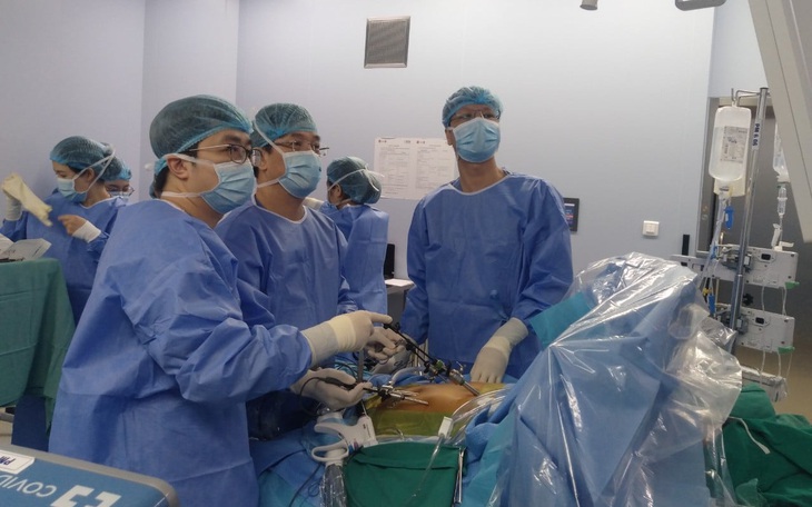 Lần đầu tiên tại Việt Nam thực hiện kỹ thuật nội soi lấy mảnh gan từ người hiến sống ghép gan
