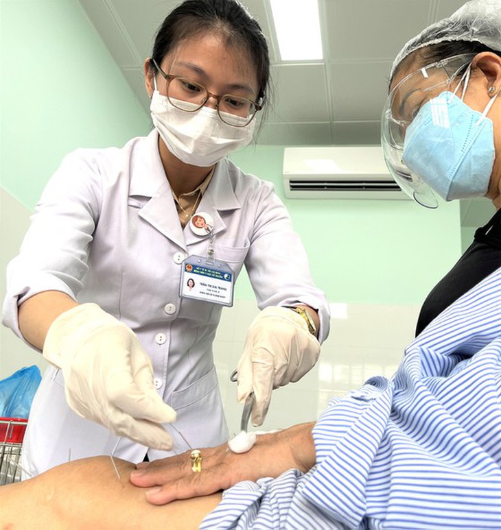 Bác sĩ BV Y học cổ truyền châm cứu cho bệnh nhân.