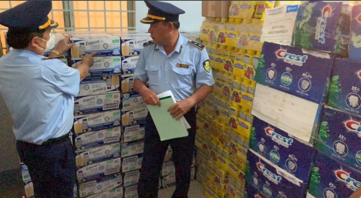 Tạm giữ gần 1.000 hộp sữa Ensure, Similac, Enfagrow nghi nhập lậu - Ảnh 1. Tạm giữ gần 1.000 hộp sữa Ensure, Similac, Enfagrow nghi nhập lậu - Ảnh 1.