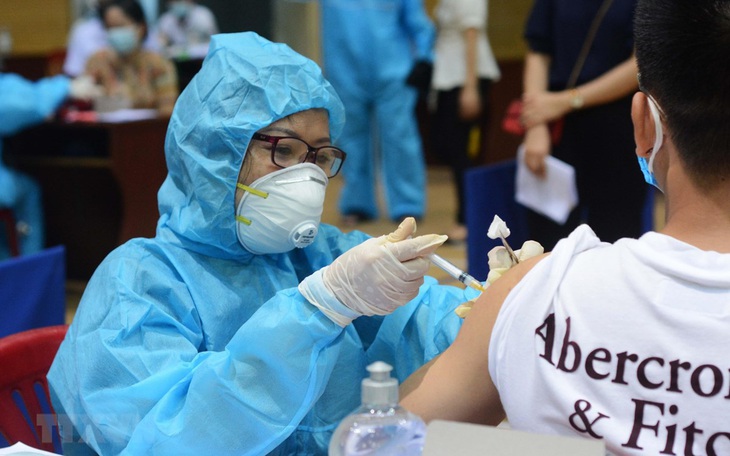Chiều 24/11: Có 35 tỉnh, thành đạt tỷ lệ bao phủ vaccine phòng COVID-19 trên 50%; Dấu hiệu F0 chuyển nặng, phải vào viện cấp cứu