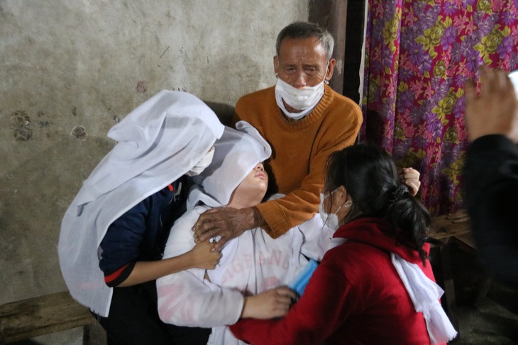Mồ côi mẹ, bố mất tích, 4 đứa trẻ bơ vơ không biết nương tựa vào đâu - Ảnh 2. Mồ côi mẹ, bố mất tích, 4 đứa trẻ bơ vơ không biết nương tựa vào đâu - Ảnh 2.