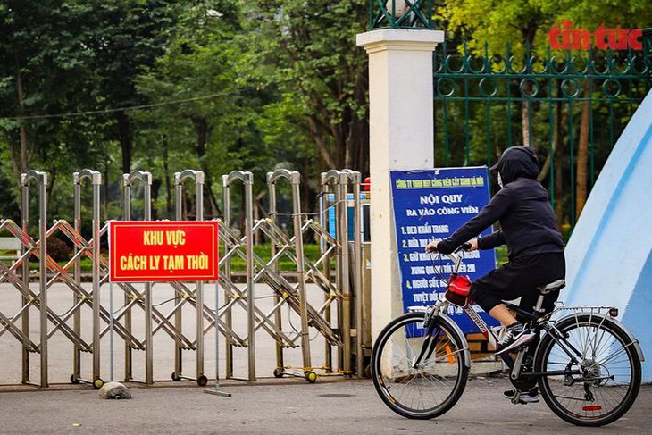 Hà Nội phong tỏa Công viên Cầu Giấy do có 4 ca mắc COVID-19 đến chơi - Ảnh 2.
