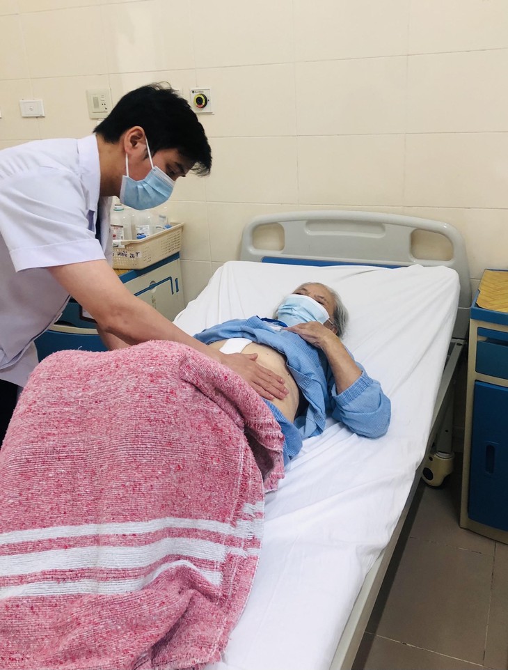 Chỉ có dấu hiệu này, cụ bà 91 tuổi đi khám, phát hiện ung thư dạ dày - Ảnh 4.