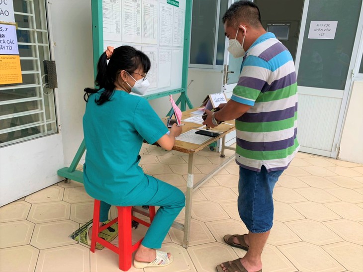 TP HCM: Một nhân viên y tế phường lo sức khỏe cho cả chục nghìn người dân - Ảnh 1.