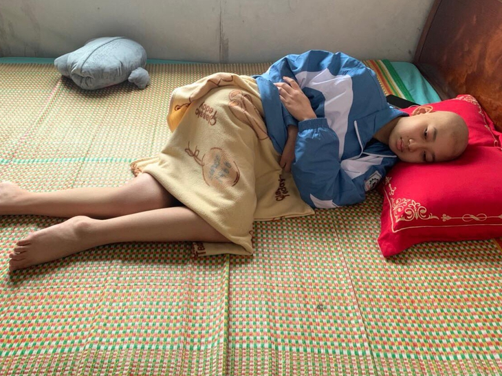 Một mình nuôi con chật vật, người mẹ bế tắc khi con lại mắc ung thư xương - Ảnh 1.