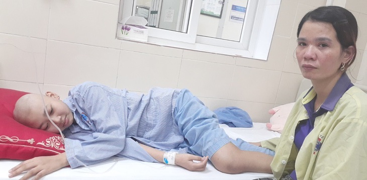 Một mình nuôi con chật vật, người mẹ bế tắc khi con lại mắc ung thư xương - Ảnh 2.