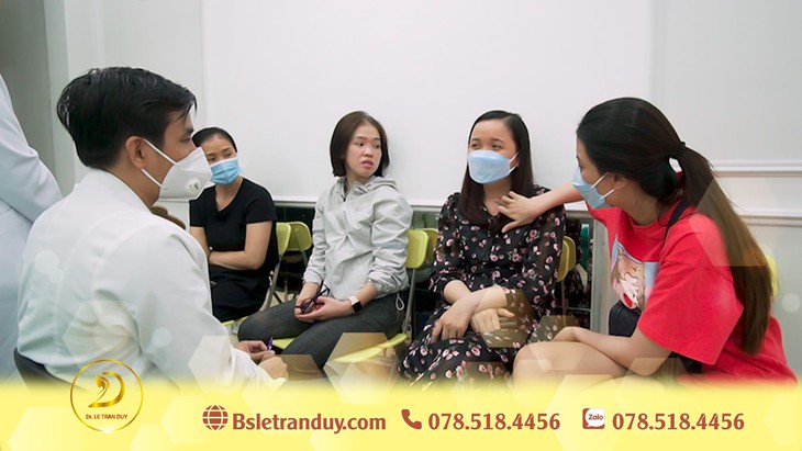 Nâng cung chân mày đẹp, trẻ trung ở bác sĩ giỏi - Ảnh 1.