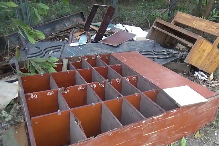 Nhức nhối nạn đổ trộm phế thải tại đường gom Võ Nguyên Giáp - Ảnh 3.