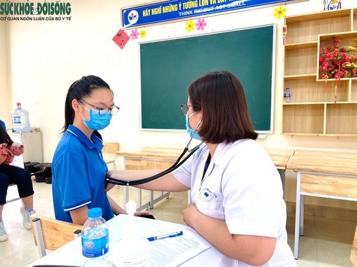 Tiêm vaccine COVID-19: Học sinh hào hứng, phụ huynh căng thẳng - Ảnh 1.