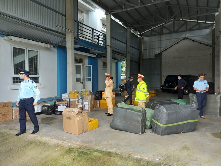 Thừa Thiên Huế: Phát hiện xe khách chở hàng nhập lậu ước tính gần 1 tỷ đồng - Ảnh 2.