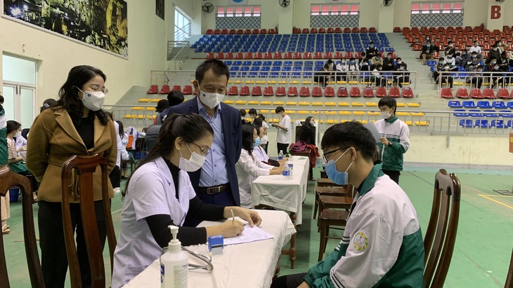 Hơn 7.500 người từ 15-17 tuổi tại Quảng Bình sẽ được tiêm vaccine phòng COVID-19  - Ảnh 1.