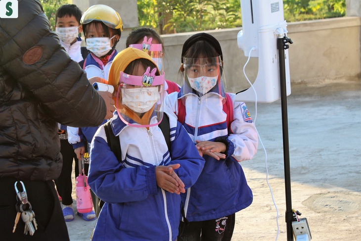 Quảng Ninh: Hình ảnh ngày đầu học sinh nơi ổ dịch Hải Hà trở lại trường học - Ảnh 6. Quảng Ninh: Hình ảnh ngày đầu học sinh nơi ổ dịch Hải Hà trở lại trường học - Ảnh 6.