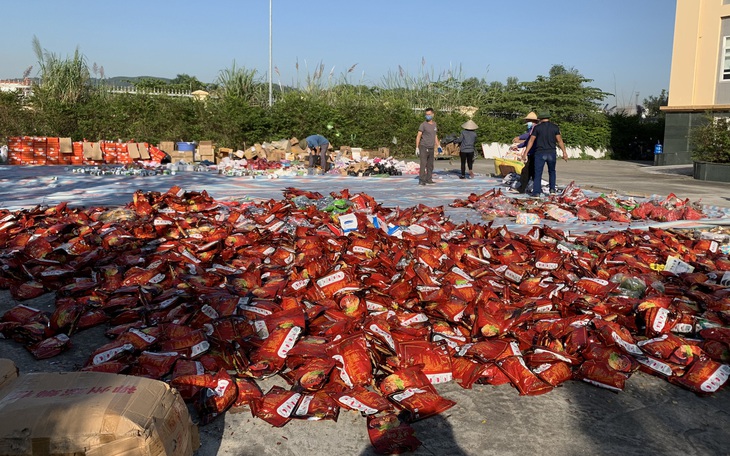 Quảng Ninh tiêu hủy 161 mặt hàng gồm rượu, bánh kẹo, mỹ phẩm… không rõ nguồn gốc