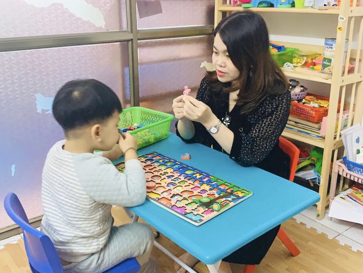 Trẻ chậm nói vì nghỉ dịch COVID-19 dài ngày - Phụ huynh phải làm gì? - Ảnh 2.
