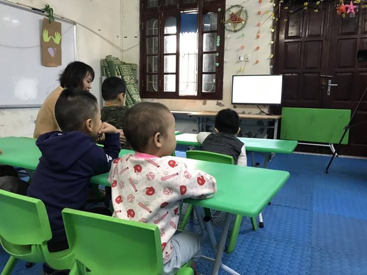 Trẻ chậm nói vì nghỉ dịch COVID-19 dài ngày - Phụ huynh phải làm gì? - Ảnh 1.