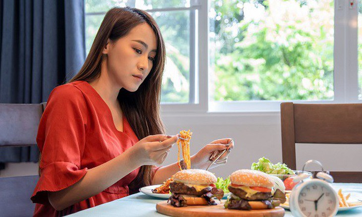 Không nên nhịn bữa tối nhưng cũng đừng chọn thức ăn nhanh, đồ nhiều dầu mỡ cho bữa này.