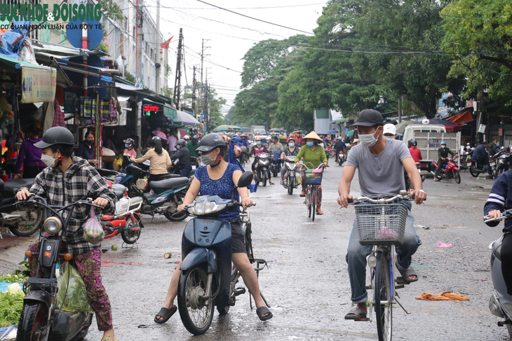 Sau gần 3 tháng tạm dừng hoạt động, chợ đầu mối lớn nhất Nghệ An mở cửa trở lại - Ảnh 1.