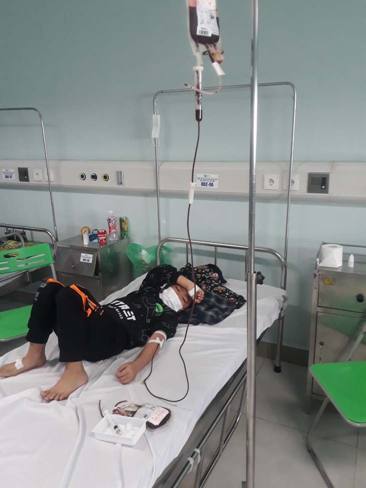 Bé trai 8 tuổi bị bệnh hiểm nghèo cần được giúp đỡ - Ảnh 1.