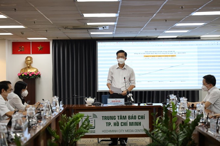 Đề nghị người dân TP.HCM không hoang mang, lơ là trước biến chủng mới Omicron - Ảnh 1. Đề nghị người dân TP.HCM không hoang mang, lơ là trước biến chủng mới Omicron - Ảnh 1.