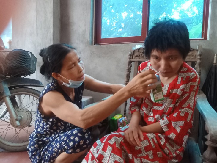 Người phụ nữ có chồng con lần lượt đổ bệnh nhận được nhiều sự quan tâm của mọi người - Ảnh 2.