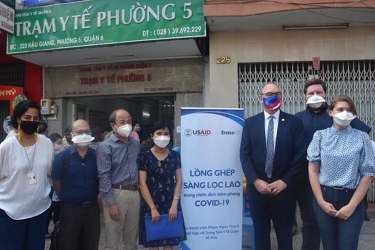 Lồng ghép sàng lọc lao tại các điểm tiêm phòng COVID-19 ở TP.Hồ Chí Minh - Ảnh 2. Quyền Tổng lãnh sự Hoa Kỳ Robert Greenan thăm điểm tiêm phòng COVID-19 tại phường 5, quận 6 ở TP.Hồ Chí Minh