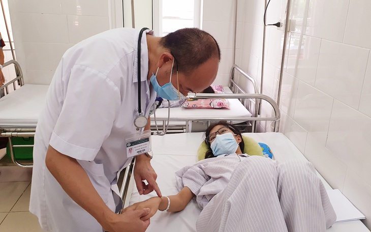 Dấu hiệu cảnh báo sốt xuất huyết trở nặng nguy hiểm và cách phòng ngừa bệnh - Ảnh 1. Dấu hiệu cảnh báo sốt xuất huyết trở nặng nguy hiểm và cách phòng ngừa bệnh - Ảnh 1.