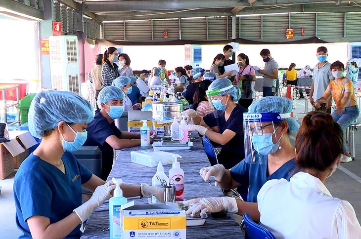 70% người từ 18 tuổi trở lên ở Thừa Thiên Huế đã được tiêm vaccine - Ảnh 2. 70% người từ 18 tuổi trở lên ở Thừa Thiên Huế đã được tiêm vaccine - Ảnh 2.