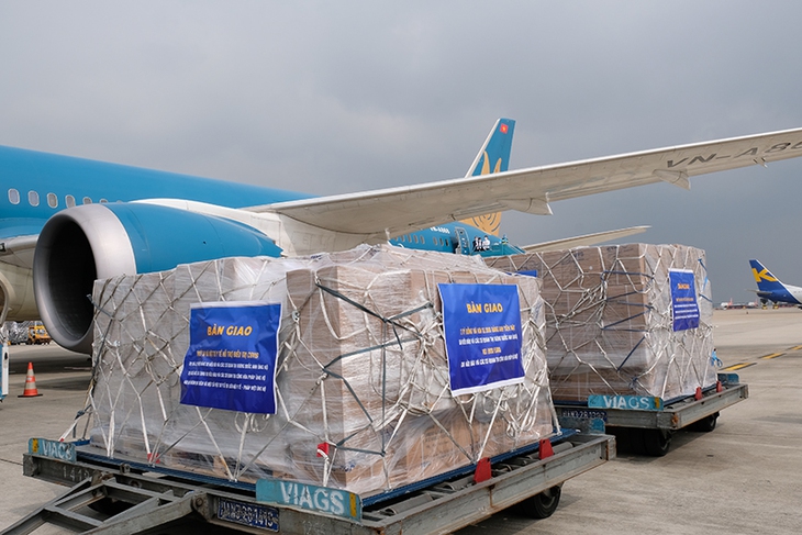 Bộ trưởng Bộ Y tế tiếp nhận vật tư, trang thiết bị y tế hỗ trợ điều trị COVID-19 của kiều bào Anh, Pháp - Ảnh 4. Bộ trưởng Bộ Y tế tiếp nhận vật tư, trang thiết bị y tế hỗ trợ điều trị COVID-19 của kiều bào Anh, Pháp - Ảnh 4.