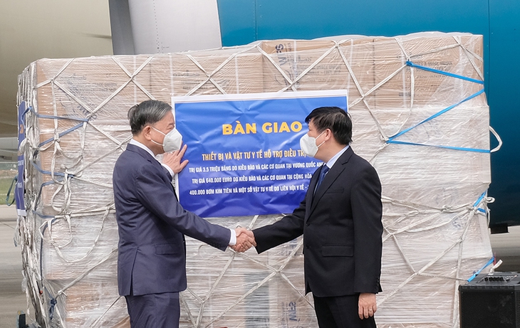 Bộ trưởng Bộ Y tế tiếp nhận vật tư, trang thiết bị y tế hỗ trợ điều trị COVID-19 của kiều bào Anh, Pháp - Ảnh 3. Bộ trưởng Bộ Y tế tiếp nhận vật tư, trang thiết bị y tế hỗ trợ điều trị COVID-19 của kiều bào Anh, Pháp - Ảnh 3.