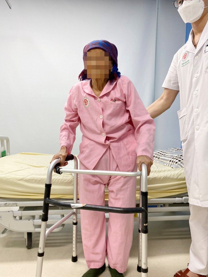 Cụ bà 104 tuổi được phẫu thuật thành công sau gãy xương đùi phức tạp - Ảnh 2. Cụ bà 104 tuổi được phẫu thuật thành công sau gãy xương đùi phức tạp - Ảnh 2.