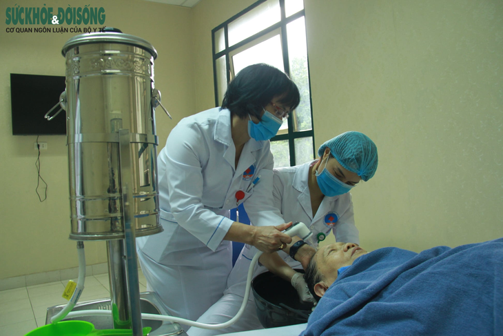 Nhân viên y tế cần mẫn gội đầu, cắt móng tay... tri ân người bệnh - Ảnh 1.