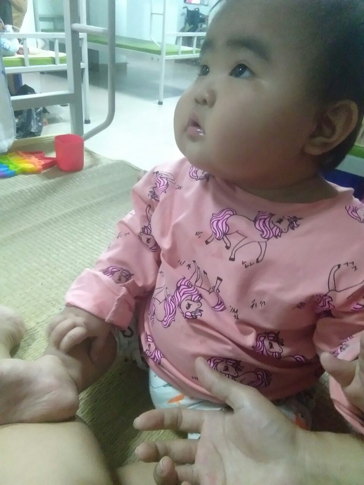 Bé gái dân tộc mắc thực bào máu nhận hơn trăm triệu đồng hỗ trợ - Ảnh 3. Bé gái dân tộc mắc thực bào máu nhận hơn trăm triệu đồng hỗ trợ - Ảnh 3.