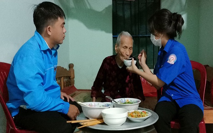 Những bữa cơm "yêu thương" ấm lòng người già neo đơn ở Thừa Thiên Huế - Ảnh 2.