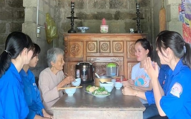 Những bữa cơm "yêu thương" ấm lòng người già neo đơn ở Thừa Thiên Huế - Ảnh 1.
