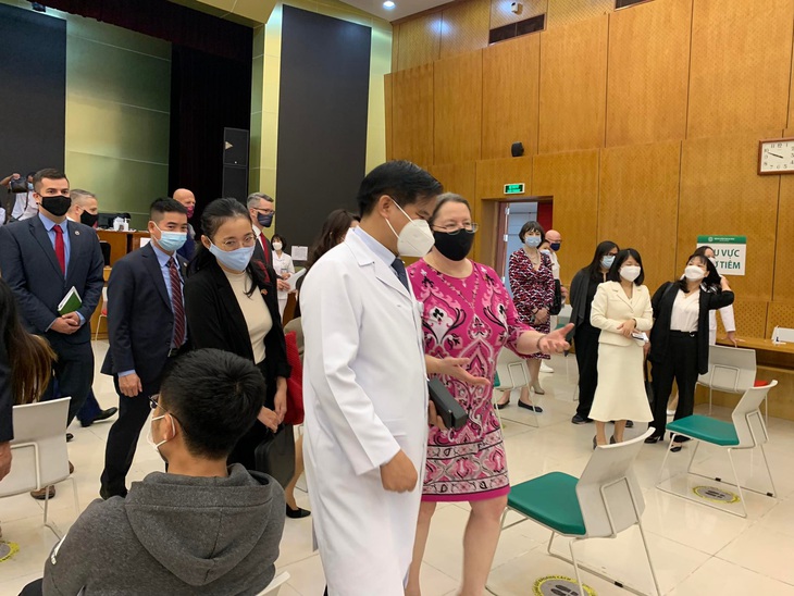 Hoa Kỳ tặng Việt Nam thiết bị giải trình tự gene biến thể COVID-19 - Ảnh 8. Đại biện Lâm thời Phái đoàn Ngoại giao Hoa Kỳ Marie Damour thăm cơ sở tiêm vaccine COVID-19 ở BV Bạch Mai