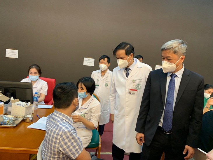 Hoa Kỳ tặng Việt Nam thiết bị giải trình tự gene biến thể COVID-19 - Ảnh 7. Thứ trưởng Bộ Y tế PGS.TS. Nguyễn Trường Sơn tại cơ sở tiêm vaccine COVID-19 ở BV Bạch Mai