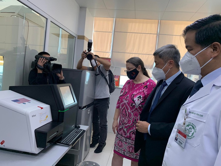 Hoa Kỳ trao tặng thiết bị giải trình tự gene biến thể COVID-19 cho Việt Nam Hoa Kỳ trao tặng thiết bị giải trình tự gene biến thể COVID-19 cho Việt Nam
