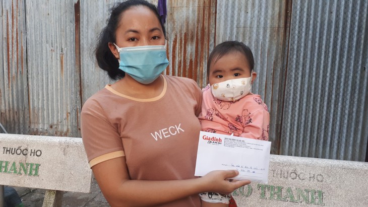 Bé gái dân tộc mắc thực bào máu nhận hơn trăm triệu đồng hỗ trợ - Ảnh 2. Bé gái dân tộc mắc thực bào máu nhận hơn trăm triệu đồng hỗ trợ - Ảnh 2.